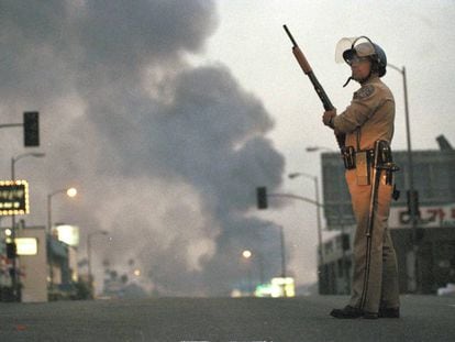 Un policía en el sur de Los Ángeles en el segundo día de disturbios, el 30 de abril de 1992.