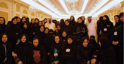 El Rey y el príncipe heredero, junto a un grupo de mujeres durante un seminario en la ciudad de Najran