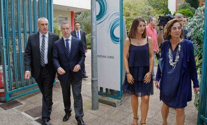 El lehendakari Urkullu y el rector de la Universidad de Mondragón, Iosu Zabala, junto a la consejera Edurne Uriarte y la secretaria general de la citada universidad, Idoia Peñacoba.