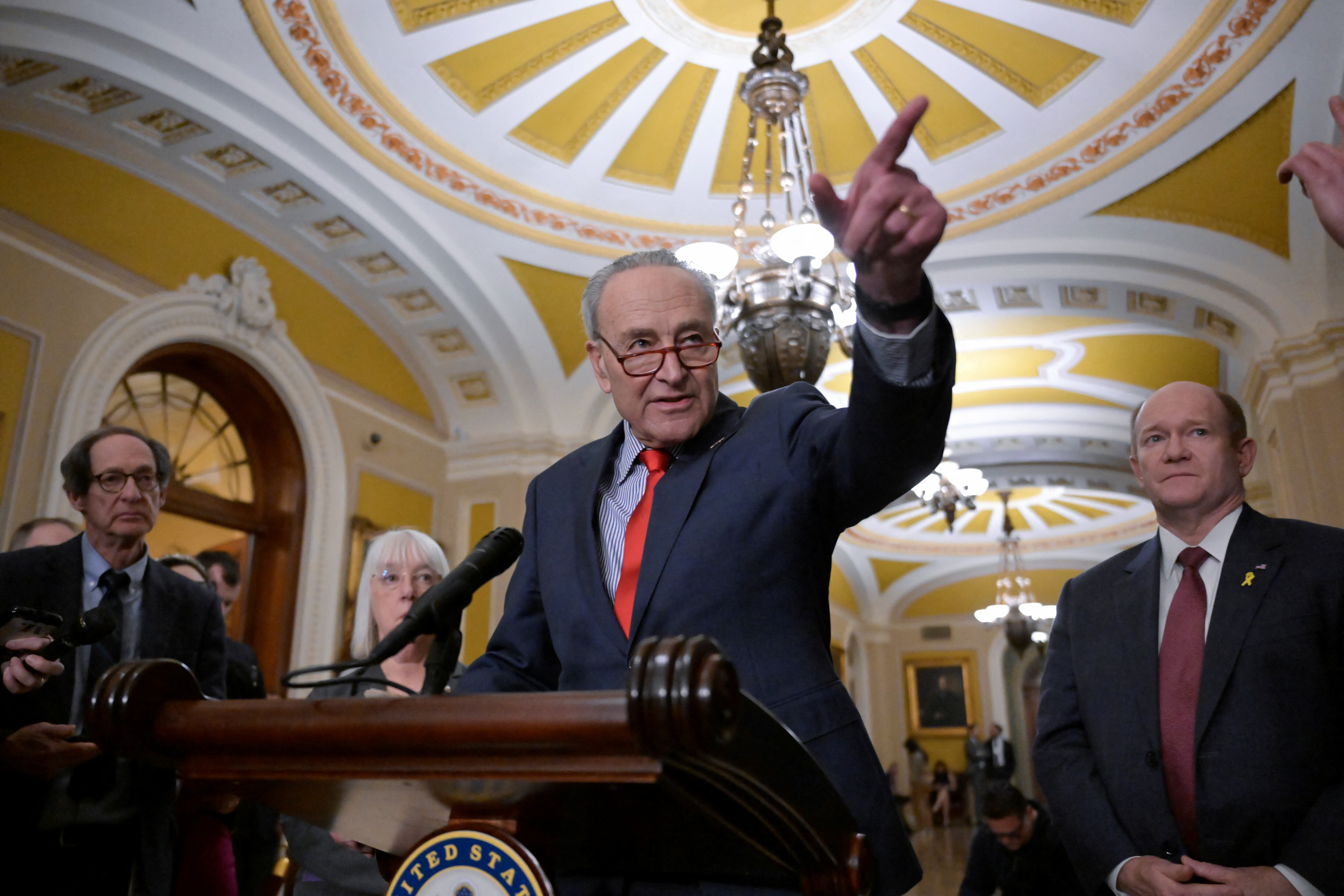 El líder de los demócratas en el Senado de EE UU, Chuck Schumer (centro), el pasado martes.