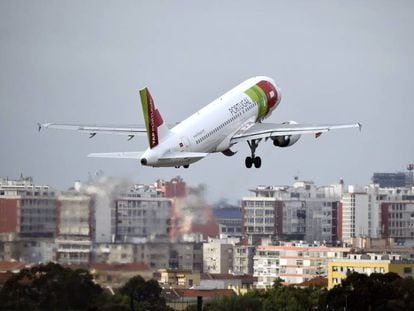 Un avión de la aerolínea portuguesa TAP despega en el aeropuerto de Lisboa.
 
