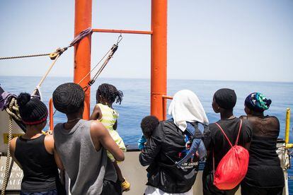 Una familia nigeriana, rescatada por el 'Aquarius', observa el mar pendiente de en qué puerto podrán atracar.