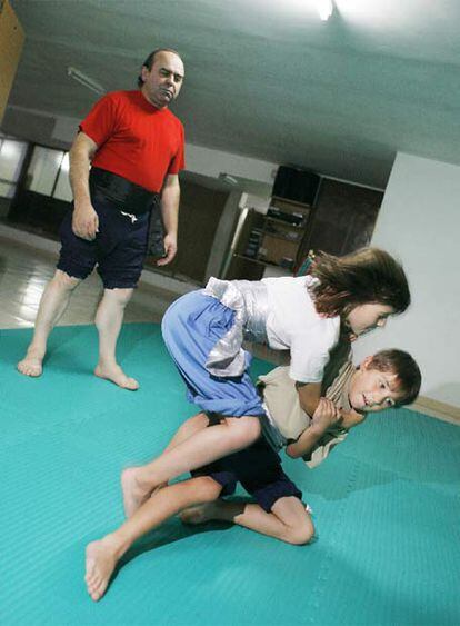 Dos niños aloitadores, en el gimnasio Shaolin de A Estrada, con el profesor Severino Gómez.