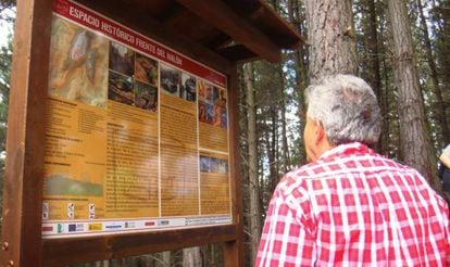 Panel que señala restos de fortificaciones militares de la Guerra Civil en el Nalón.