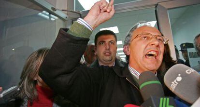 El alcalde de Alhaurín el Grande, Juan Martín Serón, saliendo de los juzgados de Coín en 2007 tras su detención.