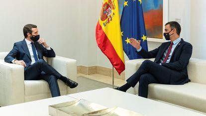 A la derecha, el presidente del Gobierno, Pedro Sánchez, durante su encuentro con el líder del PP, Pablo Casado, en La Moncloa en septiembre.