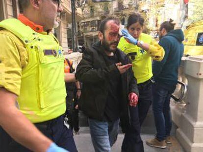 Un simpatizante de la plataforma Jusapol, herido tras caer por un empujón en la estación de Urquinaona del metro de Barcelona.