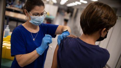 Vacunación de un adolescente en Sevilla, en septiembre.