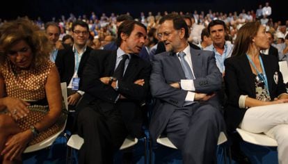Jos&eacute; Mar&iacute;a Aznar (izquierda) conversa con Mariano Rajoy antes de su discurso en la convenci&oacute;n del PP en M&aacute;laga. 