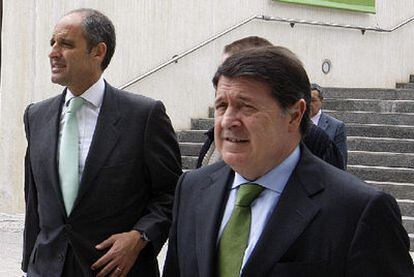 Rodrigo Rato y José Luis Olivas, presidentes de Caja Madrid y Bancaja, antes de cerrar la fusión.