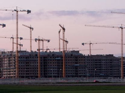 Grúas en bloques en construcción de la urbanización Francisco Hernando de Seseña (Toledo).