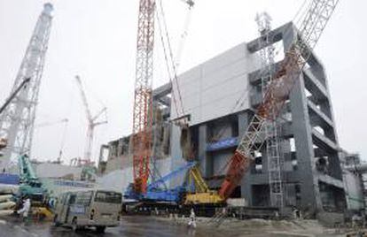 Desmantelamiento del reactor 4 de la central nuclear de Fukushima en Japón. EFE/Archivo