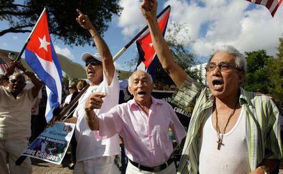 Un grupo de actvistas anticastristas protestan en Miami. 