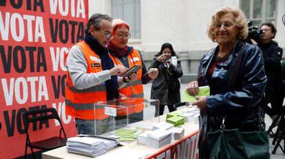 La alcaldesa de Madrid, Manuela Carmena, vota en la consulta convocada por el Ejecutivo municipal.