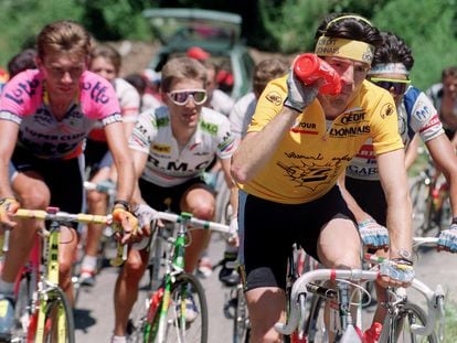El francés Ronan Pensec, del equipo Z, con el maillot amarillo del Tour en julio de 1990.