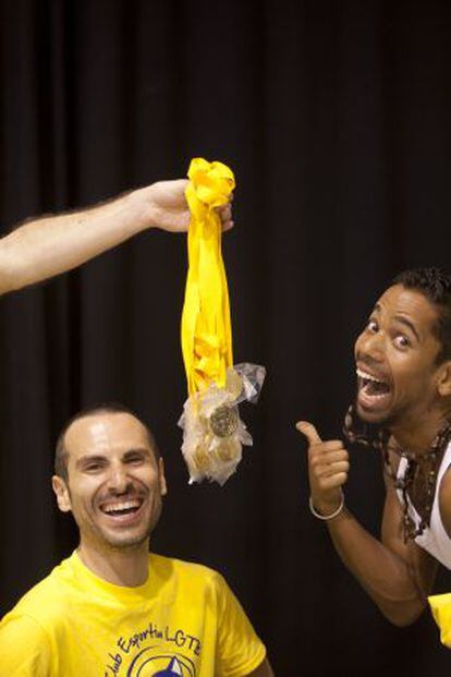 Organizadores del torneo preparan las medallas.