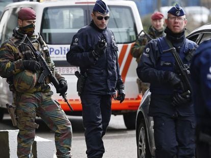 Las fuerzas de seguridad controlan el acceso al aeropuerto de Zaventem, en Bruselas (Bélgica).
