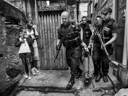 Policías de la división antiexplosivos arrestan a un hombre ante la mirada de dos niños (noviembre, 2009).