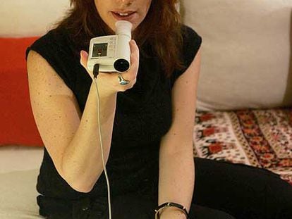 Mónica Delgado transmite los datos de espirometría desde su casa en Torrelodones (Madrid) hasta el servicio hospitalario a través del teléfono móvil.