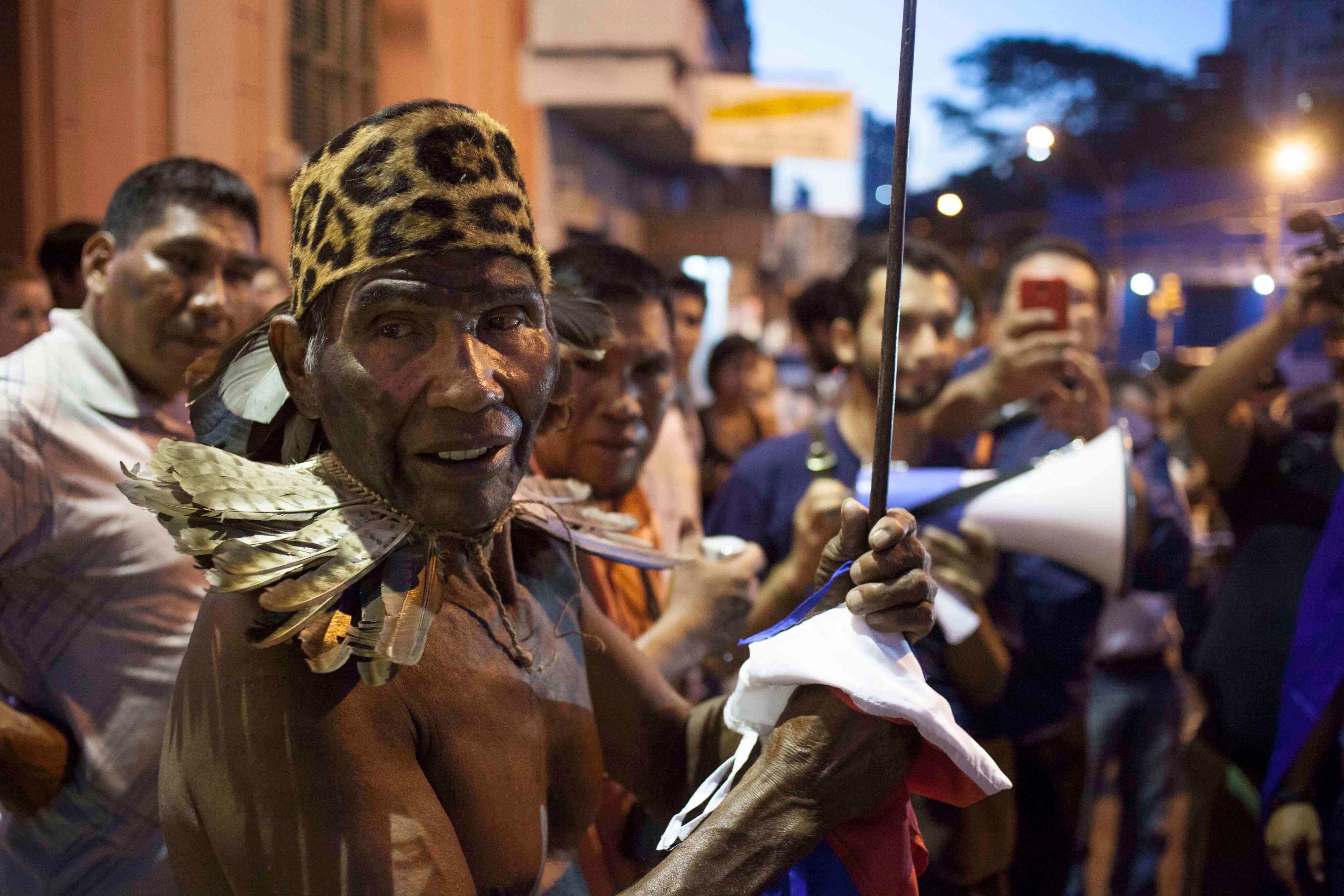 Líderes indígenas ayoreo protestan en el centro de Asunción (Paraguay).
