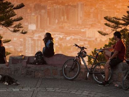 Mirador del cerro de San Cristobal, en Santiago de Chile, al atardecer. 