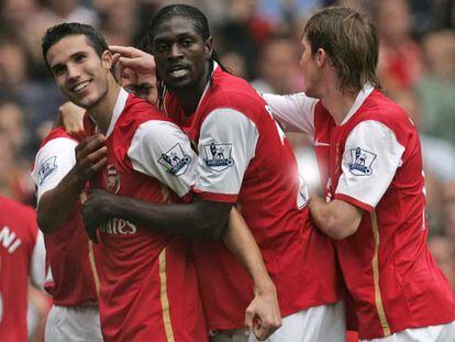 El holandés Van Persie, a la izquierda, el togolés Adebayour y el bielorruso Hleb celebran un gol del Arsenal la jornada pasada.