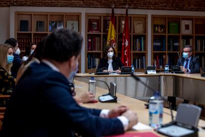 La presidenta Isabel Díaz Ayuso y el presidente de la FMM Guillermo Hita, el pasado 11 de mayo durante una reunión por la covid-19.