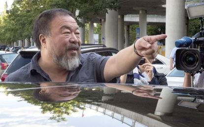 Ai Weiwei, el jueves a su llegada al aeropuerto de M&uacute;nich.