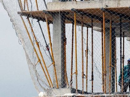 Un trabajador de la construcci&oacute;n en una obra