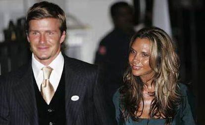 David y Victoria Beckham en Singapur en julio de 2005. La pareja ha adquirido una nueva finca en Inglaterra, ya que se especula su posible regreso.