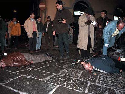 Los cadáveres de dos miembros de la Camorra, asesinados por una familia rival, yacen en una calle del centro de Nápoles.