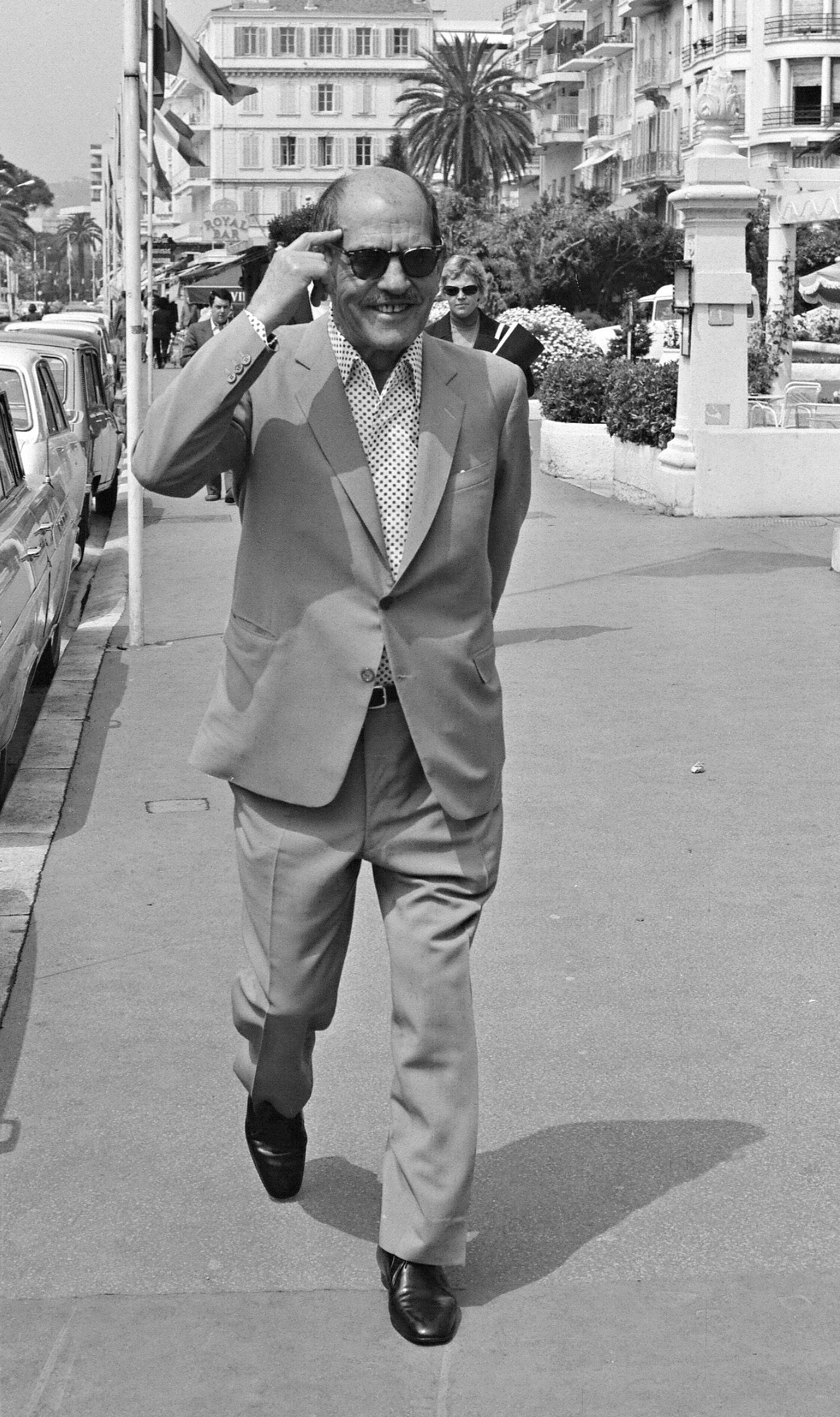 Luis Bunuel camina por la Croisette durante el Festival de Cannes de 1972.
