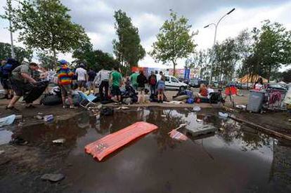 Los jóvenes abandonan el festival de Pukkelpop, en Hasselt.