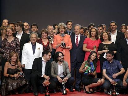 Foto de familia de los galardonados en la gala de los Premios Iris 2011.