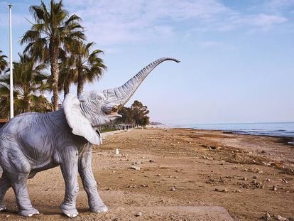 Elefante en la playa junto a Marina d’Or, en Oropesa, paraíso de la imitación.