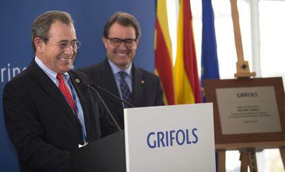 El presidente de Gr&iacute;fols, V&iacute;ctor Gr&iacute;fols, junto a Artur Mas.