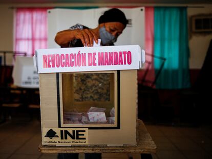 Una mujer emite su voto durante el referéndum en Ciudad Juárez.