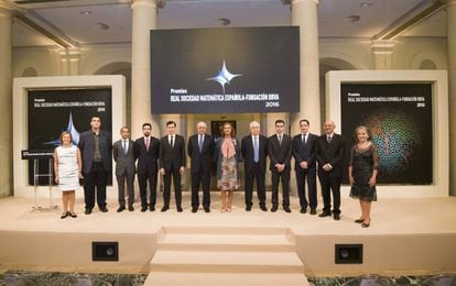 Los galardonados, durante la ceremonia de entrega de los Premios Vicent Caselles de la Real Sociedad Matem&aacute;tica Espa&ntilde;ola y la Fundaci&oacute;n BBVA, que ha estado presidida por la secretaria de Estado de Investigaci&oacute;n, Desarrollo e Innovaci&oacute;n, Carmen Vela, y el presidente de la Fundaci&oacute;n BBVA, Francisco Gonz&aacute;lez, (en el centro de la imagen) en presencia del presidente de la Real Sociedad Matem&aacute;tica Espa&ntilde;ola, Francisco Marcell&aacute;n, y del director de la Fundaci&oacute;n BBVA, Rafael Pardo.