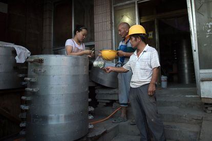 El distrito de Zhongguancun, que alberga a prestigiosas universidades, se ha consolidado como el principal centro especializado en ciencias informáticas de China desde la década de 1980. En la foto, trabajadores de la construcción compran comida en un restaurante local.