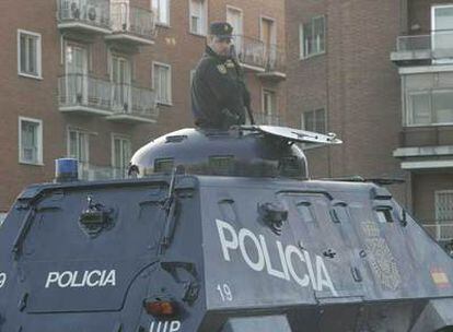 Un policía vigila desde una tanqueta los accesos a la sala especial de la Audiencia Nacional donde se celebra el juicio.