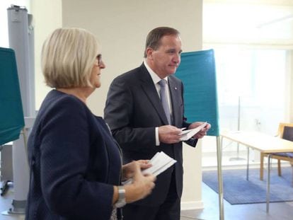 El primer ministro sueco Stefan Löfven y su esposa se disponen a votar en las últimas elecciones generales celebradas en Suecia.  
