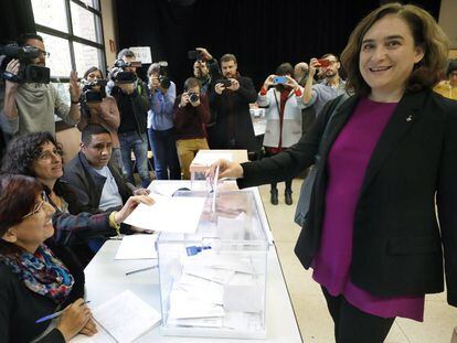 La alcaldesa de Barcelona, Ada Colau, ha votado en el Centro Cívico La Sedeta de Barcelona.