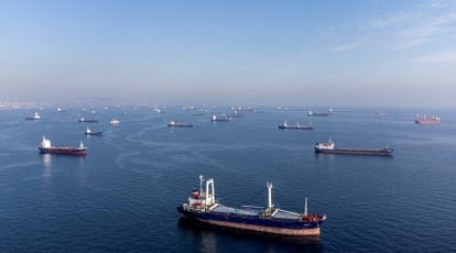Decenas de cargueros, algunos de ellos que navegan gracias al acuerdo del mar Negro, en el Bósforo, el 31 de octubre.