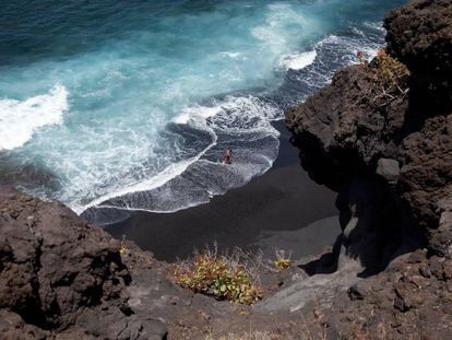 La cala La Zamora, en Fuencaliente (al sur de la isla de La Palma), es una playa de arena negra situada bajo un pequeño acantilado.