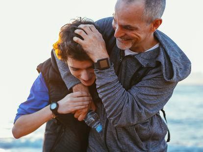 Los padres deben dejar a su hijo expresar sus emociones sin juzgar. Hacerle saber que es normal tener altibajos emocionales y que están allí para apoyarle.