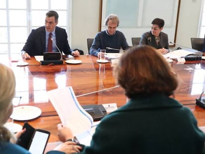 El presidente del Gobierno, Pedro Sánchez (en el centro), preside la reunión de la Comisión Interministerial sobre el Coronavirus en La Moncloa. 