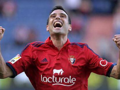 El jugador de Osasuna Javier Fla&ntilde;o celebra el gol marcado al Athletic.
