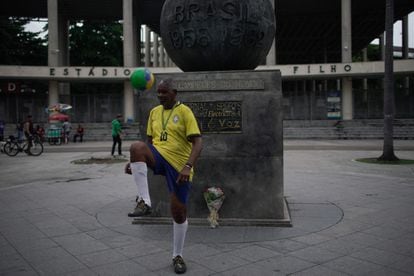 Horas después de la muerte del futbolista, un artista callejero, Marcio Pereira da Silva, al que llaman Pelé, lleva flores y domina un balón frente al monumento en honor a los campeones de las primeras dos copas mundiales del país, (1958, 1962), afuera del estadio Maracaná, en Río de Janeiro.