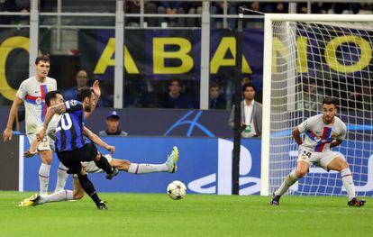 Calhanoglu marca el único gol del partido entre el Inter y el Barcelona este martes en San Siro.