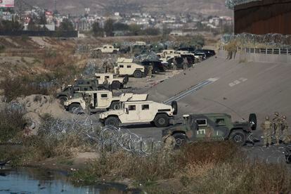 El ejército estadounidense vigila la frontera de El Paso con México.